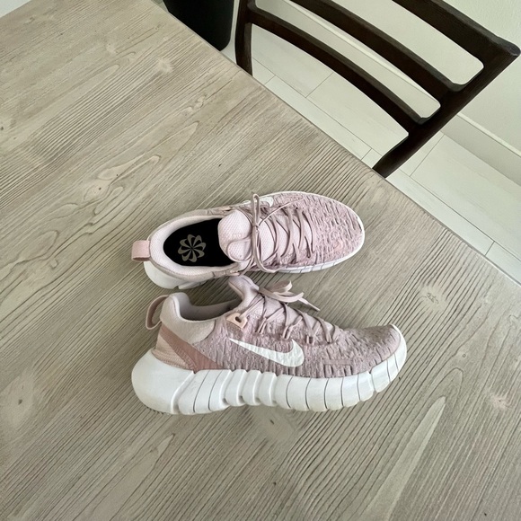 FINAL SALE-Nike- Free Run 5.0 in color violet/champagne/white size 6.5 - Picture 10 of 11